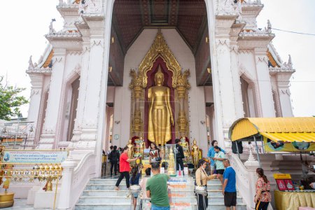 Foto de Tailandia, Nakhon Pathom - 9 de noviembre de 2023: Entrada principal del Phra Pathom Chedi en el centro de la ciudad de Nakhon Pathom y la provincia de Nakhon Pathom en Tailandia. - Imagen libre de derechos