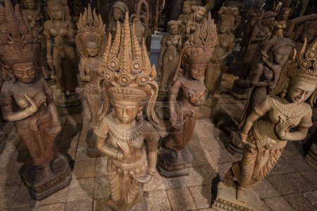 Téléchargez les photos : Thaïlande, Nakhon Pathom, 11 novembre 2023 : Figures de sculpture sur bois au Wood Land Museum près de la ville et de la province de Nakhon Pathom en Thaïlande. - en image libre de droit