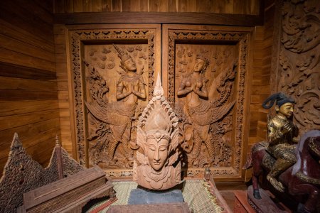 Foto de Tailandia, Nakhon Pathom, 11 de noviembre de 2023: Figuras talladas en madera en el Museo de la Tierra de la Madera cerca de la ciudad y la provincia de Nakhon Pathom en Tailandia. - Imagen libre de derechos