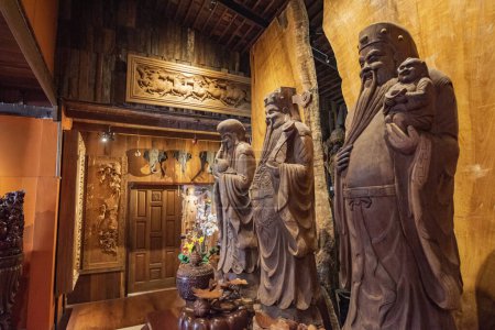Téléchargez les photos : Thaïlande, Nakhon Pathom, 11 novembre 2023 : Figures de sculpture sur bois au Wood Land Museum près de la ville et de la province de Nakhon Pathom en Thaïlande. - en image libre de droit