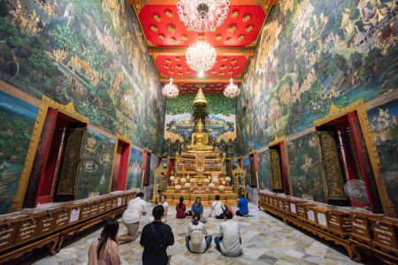 Téléchargez les photos : Thaïlande, Nakhon Pathom, 11 novembre 2023 : À l'intérieur du Wat Rai Khing près de la ville et de la province de Nakhon Pathom en Thaïlande. - en image libre de droit