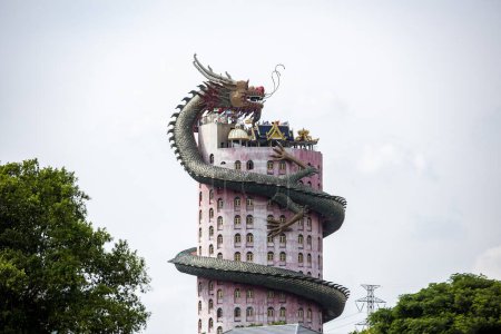 Téléchargez les photos : Wat Sam Phram ou Dragon Temple près de la ville et Province Nakhon Pathom en Thaïlande. Thaïlande, Nakhon Pathom, 12 novembre 2023 - en image libre de droit
