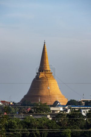 Téléchargez les photos : Phra Pathom Chedi dans le centre-ville de Nakhon Pathom et Province Nakhon Pathom en Thaïlande. Thaïlande, Nakhon Pathom, 9 novembre 2023 - en image libre de droit