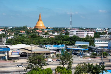 Foto de Phra Pathom Chedi en el centro de la ciudad de Nakhon Pathom y la provincia de Nakhon Pathom en Tailandia. Tailandia, Nakhon Pathom, 13 de noviembre de 2023 - Imagen libre de derechos
