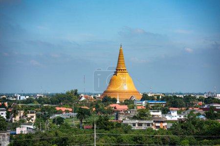 Téléchargez les photos : Phra Pathom Chedi dans le centre-ville de Nakhon Pathom et Province Nakhon Pathom en Thaïlande. Thaïlande, Nakhon Pathom, 13 novembre 2023 - en image libre de droit