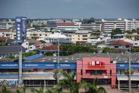 Foto de Tailandia, Nakhon Pathom - 13 de noviembre de 2023: Vista al centro de la ciudad de Nakhon Pathom y la provincia de Nakhon Pathom en Tailandia. - Imagen libre de derechos