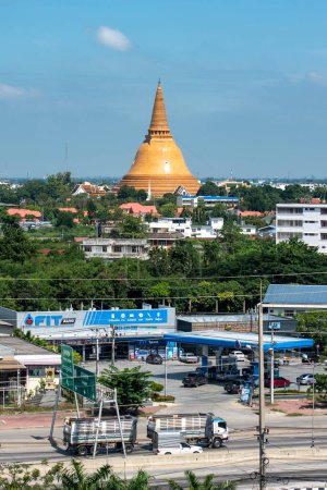 Foto de Phra Pathom Chedi en el centro de la ciudad de Nakhon Pathom y la provincia de Nakhon Pathom en Tailandia. Tailandia, Nakhon Pathom, 9 de noviembre de 2023 - Imagen libre de derechos
