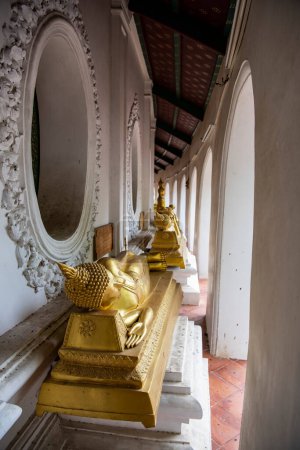 Téléchargez les photos : Thaïlande, Pathom de Nakhon - 10 novembre 2023 : Bouddha Figures inside of the Phra Pathom Chedi in the city and Province Pathom de Nakhon en Thaïlande. - en image libre de droit