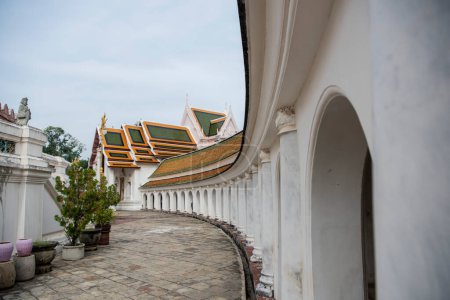 Foto de Arquitectura dentro del Phra Pathom Chedi en el centro de la ciudad de Nakhon Pathom y la provincia de Nakhon Pathom en Tailandia en Noviembre 9, 2023. - Imagen libre de derechos