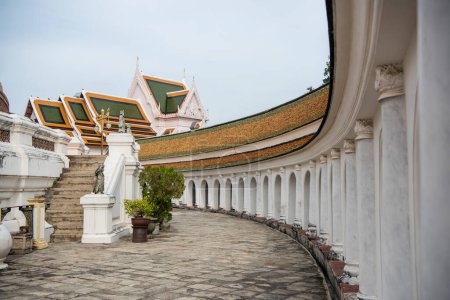 Architektur innerhalb des Phra Pathom Chedi im Stadtzentrum von Nakhon Pathom und Provinz Nakhon Pathom in Thailand am 9. November 2023.