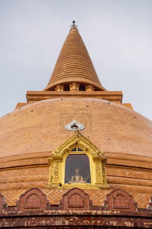 Chedi del Phra Pathom Chedi en el centro de la ciudad de Nakhon Pathom y la provincia de Nakhon Pathom en Tailandia. Tailandia, Nakhon Pathom, 10 de noviembre de 2023 