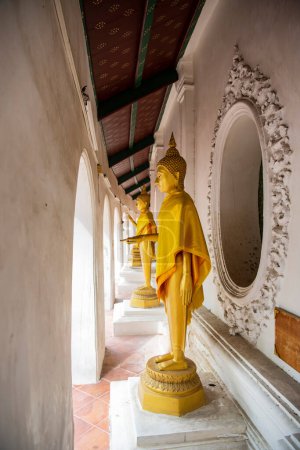 Foto de Tailandia, Nakhon Pathom - 10 de noviembre de 2023: Figuras de Buda dentro del Phra Pathom Chedi en la ciudad y la provincia de Nakhon Pathom en Tailandia. - Imagen libre de derechos