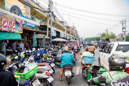 Téléchargez les photos : Thaïlande, Pathom Nakhon - Novembre 10, 2023 : Trafic au marché du centre-ville de Pathom Nakhon et Province Pathom Nakhon en Thaïlande. - en image libre de droit