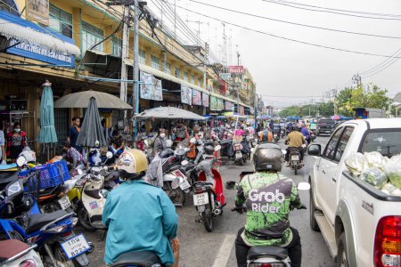 Téléchargez les photos : Thaïlande, Pathom Nakhon - Novembre 10, 2023 : Trafic au marché du centre-ville de Pathom Nakhon et Province Pathom Nakhon en Thaïlande. - en image libre de droit