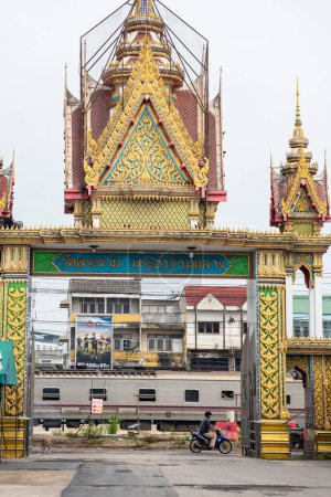 Téléchargez les photos : Thaïlande, Nakhon Pathom, 10 novembre 2023 : Porte de Wat Phra Ngam dans la ville Nakhom Pathom dans la province Nakhon Pathom en Thaïlande. - en image libre de droit