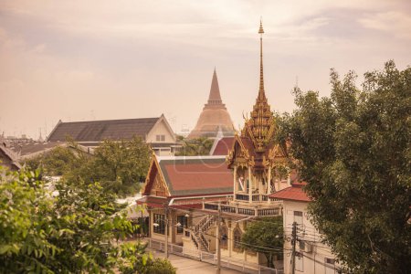 Blick vom Hügel des Wat Phra Ngam mit dem dahinter liegenden Phra Pathom Chedi in der Stadt Nakhom Pathom in der Provinz Nakhon Pathom in Thailand. Thailand, Nakhon Pathom, 10. November 2023