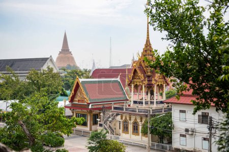 Téléchargez les photos : Vue de la colline de Wat Phra Ngam avec Phra Pathom Chedi, derrière, dans la ville Nakhom Pathom dans la province Nakhon Pathom en Thaïlande. Thaïlande, Nakhon Pathom, 10 novembre 2023 - en image libre de droit