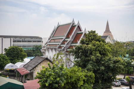 Blick vom Hügel des Wat Phra Ngam mit dem dahinter liegenden Phra Pathom Chedi in der Stadt Nakhom Pathom in der Provinz Nakhon Pathom in Thailand. Thailand, Nakhon Pathom, 10. November 2023