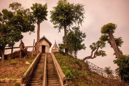 Hügel des Wat Phra Ngam in der Stadt Nakhom Pathom in der Provinz Nakhon Pathom in Thailand. Thailand, Nakhon Pathom, 10. November 2023