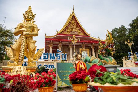 Téléchargez les photos : Wat Wang Taku dans la ville Nakhom Pathom dans la province de Nakhon Pathom en Thaïlande. Thaïlande, Nakhon Pathom, 10 novembre 2023 - en image libre de droit