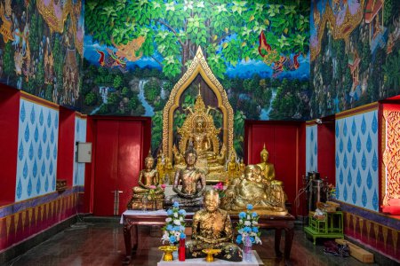 Téléchargez les photos : Thaïlande, Pathom de Nakhon - 10 novembre 2023 : Bouddha dans le temple chinois de Wat Wang Taku dans la ville Pathom de Nakhom dans la province Pathom de Nakhon en Thaïlande. - en image libre de droit
