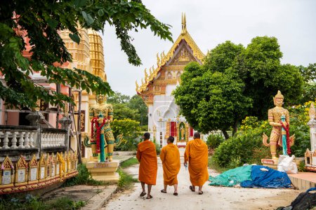 Foto de Tailandia, Nakhon Pathon - 10 de noviembre de 2023: Monjes en el área de Wat Huai Chorakhe en la ciudad Nakhon Pathom en la provincia Nakhon Pathom en Tailandia. - Imagen libre de derechos