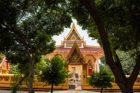 Téléchargez les photos : Wat Rai Ko Ton Samrong dans la ville Pathom Nakhom dans la province Pathom Nakhon en Thaïlande. Thaïlande, Nakhon Pathom, 10 novembre 2023 - en image libre de droit