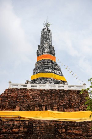 Téléchargez les photos : Wat Phra Prathon Chedi Worawihan dans la ville Nakhom Pathom dans la province de Nakhon Pathom en Thaïlande. Thaïlande, Nakhon Pathom, 10 novembre 2023 - en image libre de droit