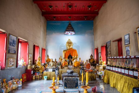 Foto de Tailandia, Nakhon Pathom, 10 de noviembre de 2023: Buddha inside of Wat Phra Prathon Chedi Worawihan in the city Nakhom Pathom in the Province Nakhon Pathom in Thailand. - Imagen libre de derechos