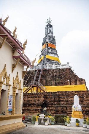 Téléchargez les photos : Wat Phra Prathon Chedi Worawihan dans la ville Nakhom Pathom dans la province de Nakhon Pathom en Thaïlande. Thaïlande, Nakhon Pathom, 10 novembre 2023 - en image libre de droit