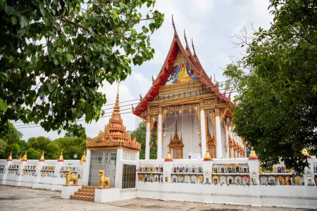Foto de Wat Koh Wang Sai en la ciudad Nakhom Pathom en la provincia de Nakhon Pathom en Tailandia. Tailandia, Nakhon Pathom, 10 de noviembre de 2023 - Imagen libre de derechos