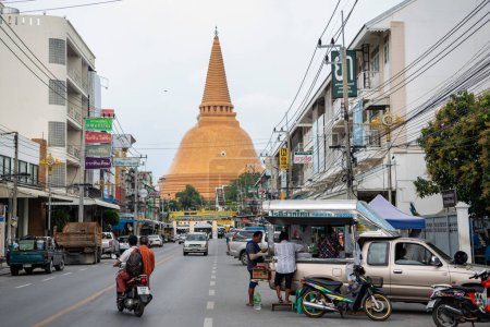 Foto de Tailandia, Nakhon Pathom - 11 de noviembre de 2023: Camino en el centro de la ciudad con el Phra Pathom Chedi en Nakhon Pathom y la provincia de Nakhon Pathom en Tailandia. - Imagen libre de derechos