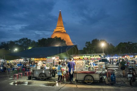 Foto de Tailandia, Nakhon Pathom - 10 de noviembre de 2023: Mercado nocturno frente a Phra Pathom Chedi en Nakhon Pathom y la provincia de Nakhon Pathom en Tailandia. - Imagen libre de derechos