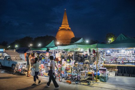 Foto de Tailandia, Nakhon Pathom - 10 de noviembre de 2023: Mercado nocturno frente a Phra Pathom Chedi en Nakhon Pathom y la provincia de Nakhon Pathom en Tailandia. - Imagen libre de derechos