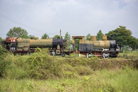 Téléchargez les photos : Locomotive au Jesada Technik Museum près de la ville de Nakhon Pathom et Province Nakhon Pathom en Thaïlande au 11 novembre 2023 - en image libre de droit