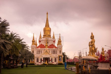 Foto de Chedi de Wat Rai Khing cerca de la ciudad y la provincia de Nakhon Pathom en Tailandia. Tailandia, Nakhon Pathom, 11 de noviembre de 2023 - Imagen libre de derechos
