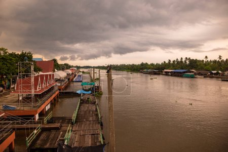 Río Tha Chin en Sam Phran Village cerca de la ciudad y la provincia de Nakhon Pathom en Tailandia. Tailandia, Nakhon Pathom, 11 de noviembre de 2023
