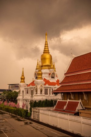 Téléchargez les photos : Chedi de Wat Rai Khing près de la ville et Province Nakhon Pathom en Thaïlande. Thaïlande, Nakhon Pathom, 11 novembre 2023 - en image libre de droit