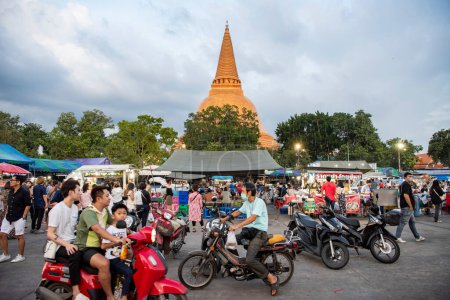 Téléchargez les photos : Thaïlande, Nakhon Pathom - 11 novembre 2023 : Marché de nuit devant Phra Pathom Chedi à Nakhon Pathom et Province Nakhon Pathom en Thaïlande. - en image libre de droit