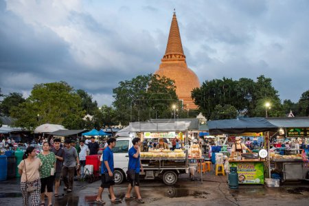 Foto de Tailandia, Nakhon Pathom - 11 de noviembre de 2023: Mercado nocturno frente a Phra Pathom Chedi en Nakhon Pathom y la provincia de Nakhon Pathom en Tailandia. - Imagen libre de derechos