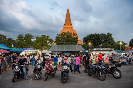 Téléchargez les photos : Thaïlande, Nakhon Pathom - 11 novembre 2023 : Marché de nuit devant Phra Pathom Chedi à Nakhon Pathom et Province Nakhon Pathom en Thaïlande. - en image libre de droit