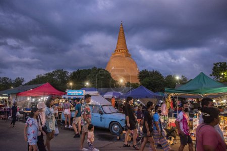 Photo for Thailand, Nakhon Pathom - November 11, 2023: Night market in front of Phra Pathom Chedi in Nakhon Pathom and Province Nakhon Pathom in Thailand. - Royalty Free Image
