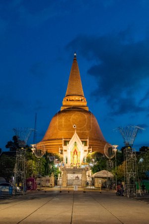 Photo for Thailand, Nakhon Pathom - November 11, 2023: Road in the City center with the Phra Pathom Chedi in Nakhon Pathom and Province Nakhon Pathom in Thailand. - Royalty Free Image
