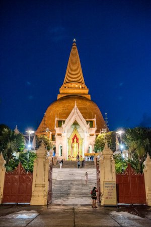 Photo for Thailand, Nakhon Pathom - November 11, 2023: Road in the City center with the Phra Pathom Chedi in Nakhon Pathom and Province Nakhon Pathom in Thailand. - Royalty Free Image
