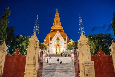 Foto de Tailandia, Nakhon Pathom - 11 de noviembre de 2023: Camino en el centro de la ciudad con el Phra Pathom Chedi en Nakhon Pathom y la provincia de Nakhon Pathom en Tailandia. - Imagen libre de derechos