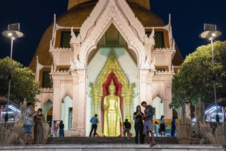Foto de Tailandia, Nakhon Pathom - 9 de noviembre de 2023: Entrada principal del Phra Pathom Chedi en el centro de la ciudad de Nakhon Pathom y la provincia de Nakhon Pathom en Tailandia. - Imagen libre de derechos