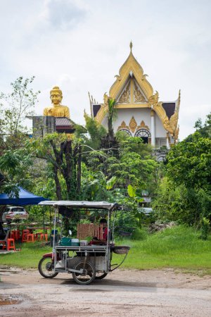Téléchargez les photos : Wat Sam Phram ou Dragon Temple près de la ville et Province Nakhon Pathom en Thaïlande. Thaïlande, Nakhon Pathom, 12 novembre 2023 - en image libre de droit
