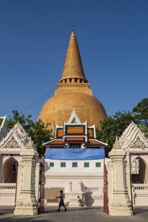 Foto de Tailandia, Nakhon Pathom - 10 de noviembre de 2023: Entrada del Phra Pathom Chedi en el centro de la ciudad de Nakhon Pathom y la provincia de Nakhon Pathom en Tailandia. - Imagen libre de derechos