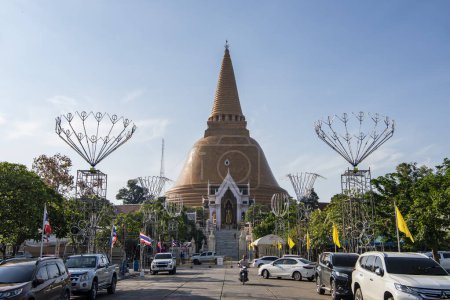 Foto de Tailandia, Nakhon Pathom - 10 de noviembre de 2023: Entrada del Phra Pathom Chedi en el centro de la ciudad de Nakhon Pathom y la provincia de Nakhon Pathom en Tailandia. - Imagen libre de derechos
