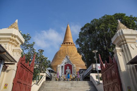 Téléchargez les photos : Thaïlande, Pathom de Nakhon - 10 novembre 2023 : Entrée du Phra Pathom Chedi dans le centre-ville de Pathom de Nakhon et Province Pathom de Nakhon en Thaïlande. - en image libre de droit